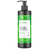 Puhdas+ Kofeiini Shampoo; musta mattapintainen muovipullo pystyssä; vihreä etiketti yksinkertaisin groteskitekstein suomeksi ja englanniksi; pullossa musta pumppuannostelija; tausta valkoinen tasaisesti valaistuna ilman varjoja; ei ihmisiä tai toimintaa kuvassa.