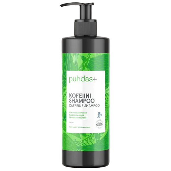 Puhdas+ Kofeiini Shampoo; musta mattapintainen muovipullo pystyssä; vihreä etiketti yksinkertaisin groteskitekstein suomeksi ja englanniksi; pullossa musta pumppuannostelija; tausta valkoinen tasaisesti valaistuna ilman varjoja; ei ihmisiä tai toimintaa kuvassa.