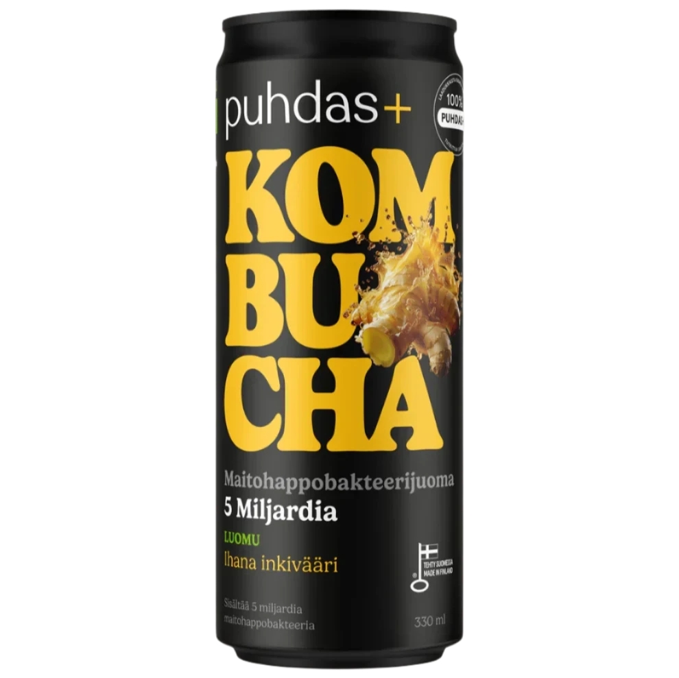 Puhdas+ Luomu Kombucha Ihana Inkivääri; musta 330 ml:n tölkki lihavoidulla keltaisella tekstillä; tölkissä korostetaan luomuainesosia ja inkiväärin makua, kuvitusta inkivääristä ja mainintaa "5 miljardia"; sylinterinmuotoinen tölkki mattapinnalla, groteskitypografia; ei ihmisiä tai käsiä näkyvissä, tuote ilman muuta näkyvää taustaa.
