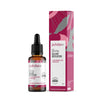 Puhdas+ Luxury Glow Booster Serum; tiputinpullo ja laatikko puhdas+ Luxury Glow Boosterille hyaluronihapon ja koivunmahlan kera; pakkaus vaaleanpunainen abstraktein kukkakuvioin; sekä pullo että laatikko mattapintaisia, lasinen tiputinpullo lieriön muotoinen valkoisella etiketillä ja korkilla; groteskitypografia sisältää tuotenimen, pääainesosat, brändin ja 30 ml:n tilavuuden; studiokuva vaaleaa taustaa vasten.