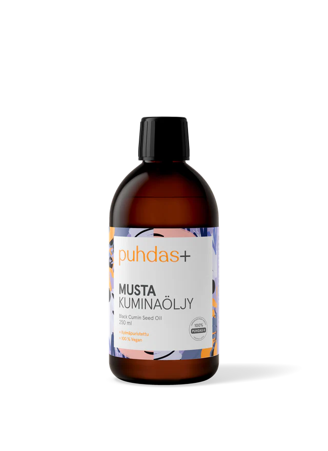 Puhdas+ Mustakuminaöljy; ruskea, kiiltäväpintainen ja lieriömäinen pullo mustalla kierrekorkilla; etiketissä lukee "puhdas+ MUSTA KUMINAÖLJY Black Cumin Seed Oil" groteskifontilla, alaosassa kukkakuvioinen grafiikka; tuote kuvattu pystyssä yhtenäistä valkoista taustaa vasten; ei ihmisiä tai käsiä.