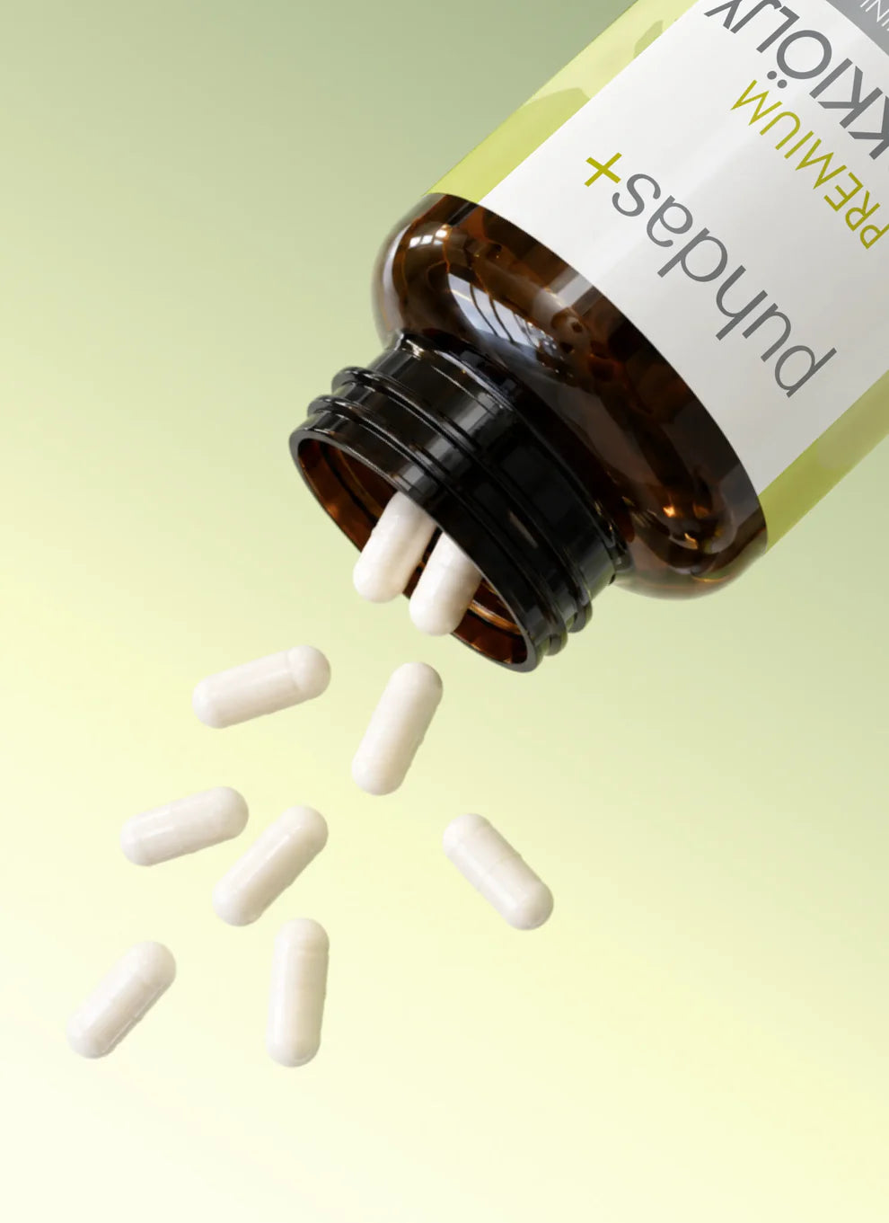 Ruskea, lieriömäinen pullo mattapinnalla on kallistettu kyljelleen. Valkoisessa etiketissä lukee lihavoidulla pääteviivattomalla fontilla Premium Probiotics. Useita sileitä, valkoisia kapseleita on siroteltu vaaleanvihreälle liukuväritaustalle. Kuvassa ei näy ihmisiä, käsiä tai muita esineitä; kyseessä on lähikuva tuotteesta.