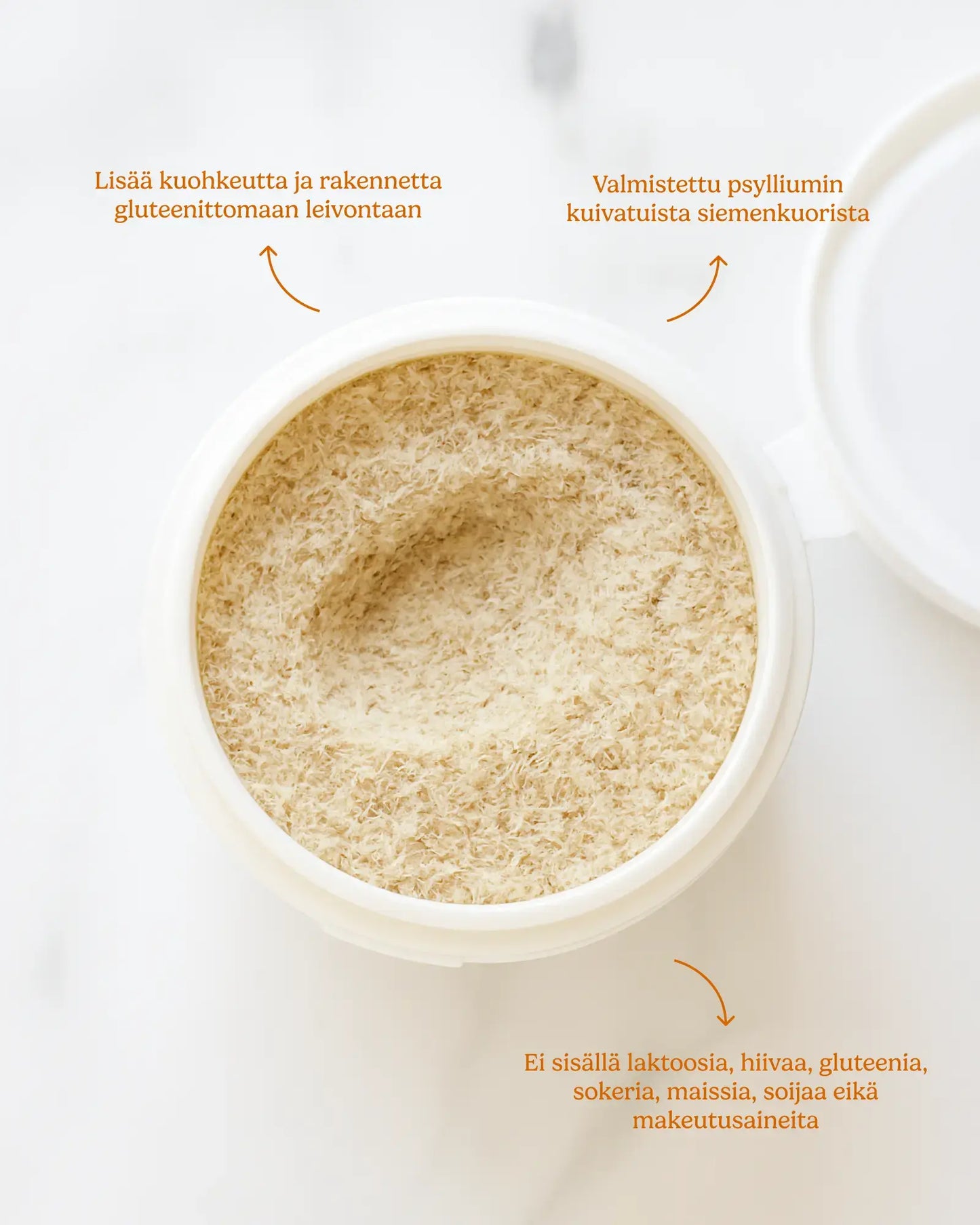 puhdas+ Premium Psylliumkuitu; avattu, vaaleanruskeaa jauhetta sisältävä valkoinen muovipurkki mattapinnalla, pyöreä muoto; suomenkielistä tekstiä nuolin osoitettuna tuoteominaisuuksiin, kuten kuohkeus gluteenittomassa leivonnassa, kuivattu psylliumkuori ainesosana sekä laktoosi-, hiiva-, gluteeni-, sokeri-, maissi-, soija- ja makeutusainevapaus; neutraali tausta, ei ihmisiä tai toimintaa.