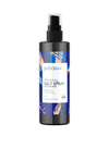 Puhdas+ Salt Spray Suolasuihke; musta muovinen suihkepullo mattapinnalla, tekstillä Puhdas+ Structuring Salt Spray; etiketti abstrakti sinisin ja beigein geometrisin muodoin, groteskifontilla; muoto lieriömäinen lyhyellä kaulalla ja liipaisinsuihkuttimella; pakkaus vaikuttaa uudelta ilman näkyvää kulumista; tausta yhtenäinen valkoinen, tuote keskitetty kuvaan; ei ihmisiä tai käsiä.