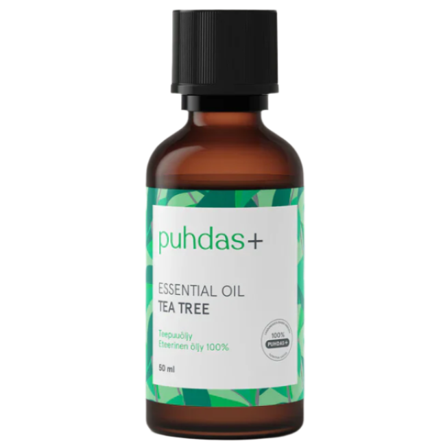 puhdas+ Essential Oil Tea Tree -pullo, ruskea, vihreä ja valkoinen pakkaus, sisältää 50 ml puhdasta teepuueteeristä öljyä; pullo sylinterimäinen kiiltäväpinnalla ja valkoisella korkilla; etikettiteksti tekstausvapaata fonttia, pääosin pienaakkosin; tuote kuvattu valkoista taustaa vasten, ei ihmisiä tai rekvisiittaa näkyvissä.
