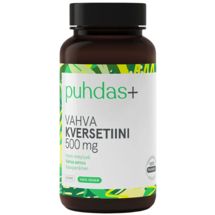 Puhdas+ Vahva Kversetiini 500 mg; ruskea muovipullo kierrekorkilla, mattapinnalla ja lieriömäisellä muodolla; etiketissä vihreitä ja keltaisia tehosteita sekä pelkistettyä groteskityyppografiaa; etikettiteksti ”puhdas+ VAHVA KVERESETIINI 500 mg”, mainita vegaaniystävällisestä ravintolisästä ja 60 kapselista; tuote kuvattu tasaisella valkoisella taustalla suoraan edestä; ei ihmisiä tai käsiä.