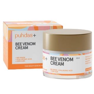 Puhdas+ Bee Venom Cream; purkki ja rasia oranssi-valkoisella ja kultaisella pakkauksella; purkki lieriömäinen, kiiltävä valkoinen kansi; rasia suorakulmainen, metallinkultaiset korostukset; molemmissa groteskitekstiä, jossa mainitaan mehiläisen myrkky, hyaluronihappo, kollageeni ja hoitavat ainesosat; vaalea tausta, ei ihmisiä; studiotuotekuva.