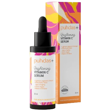 Puhdas+ Vitamin-C Serum, pullo värikkäällä etiketillä ja tippakorkilla, esillä vastaavan pakkauksen edessä, korostaa elvyttävää koostumusta; pullo sylinterimäinen valkoisella tippakorkilla; etiketissä geometrisia värilohkoja ja selkeää groteskitekstiä "puhdas+ Brightening Vitamin C Serum"; sekä pullo että pakkaus mattapintaisia; tausta valkoinen, ei ihmisiä näkyvissä, studiokuva.