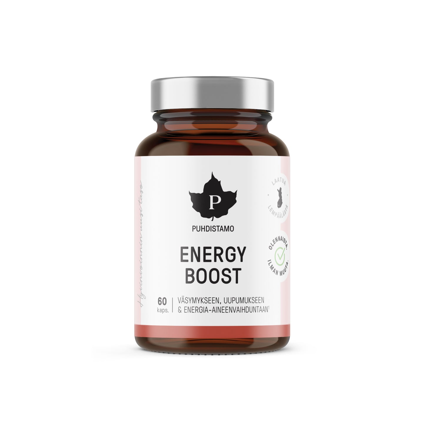 Puhdistamo EnergyBoost; ruskea muovipullo merkitty Puhdistamo Energy Boost, sisältää 60 vegaanikapselia, hopeanvärinen kierrekorkki ja kiiltäväpinta; etiketissä selkeää suomenkielistä tekstiä ja useita sertifiointilogoja; typografia on lihavoitua groteskia eri kokoisin; tuote seisoo pystyssä yhtenäisellä valkoisella taustalla ilman muita esineitä tai ihmisiä, kuvattu tasaisessa valaistuksessa.