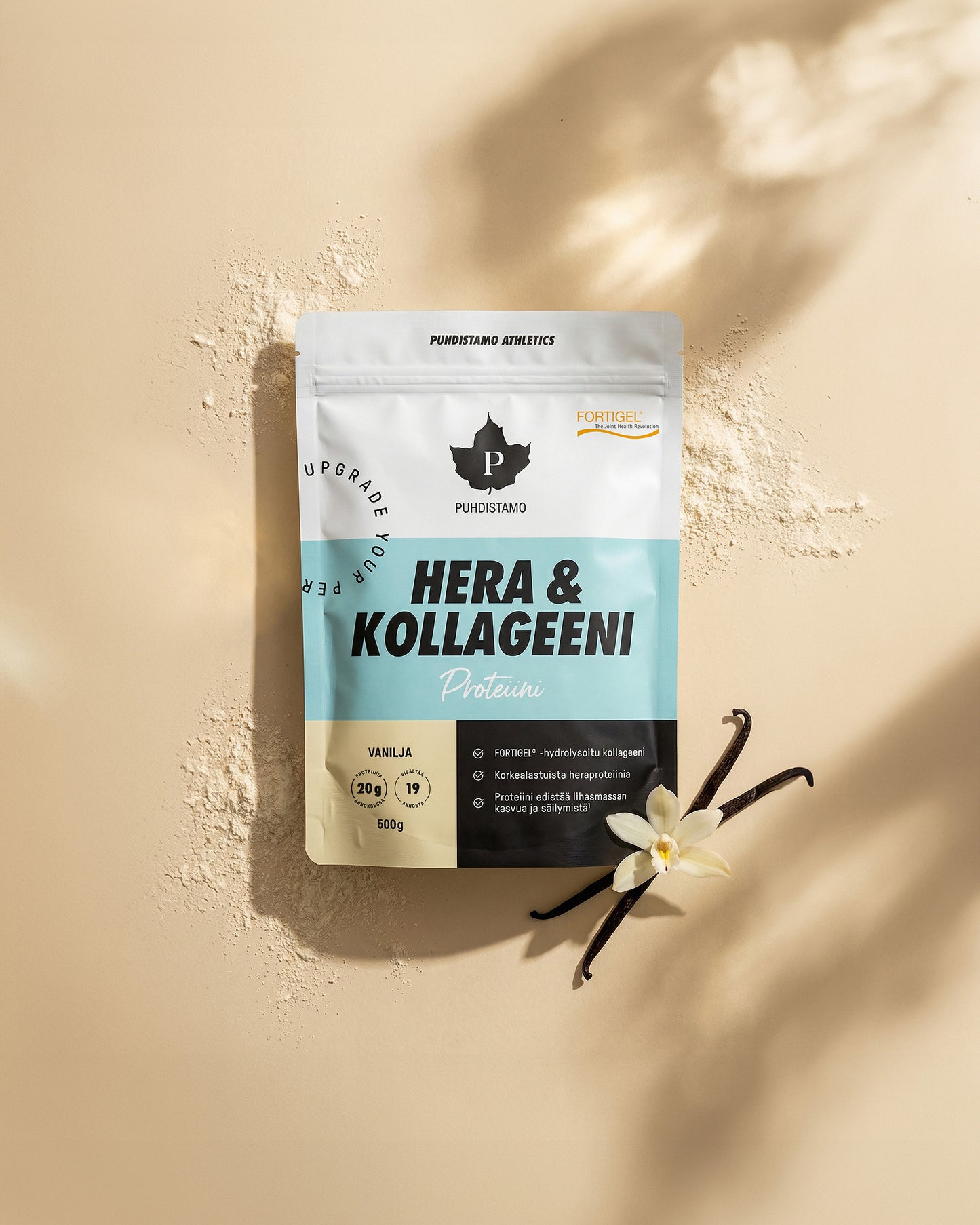 Puhdistamo Hera & Kollageeni Vanilja; matta, vaaleasävyinen pussi tekstillä ”Hera & Kollageeni” pystyssä beigellä pinnalla, pohjalla hieman jauhetta; pussin vierellä vaniljankukka ja kokonaisia vaniljapapuja; etiketin kirjasin yksinkertainen ja selkeä, minimaaliset graafiset elementit; ei ihmisiä tai käsiä tässä tuotekuvassa.
