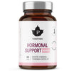 Puhdistamo Hormonal Support Women; ruskea lasipullo tekstillä Puhdistamo Hormonal Support Women, sisältää 60 vegaanista kapselia, etiketissä lehtilogo ja suomenkielistä tekstiä valkoisella ja vaaleanpunaisella pohjalla; pullo mattahopeisella kierrekorkilla ja pyöreällä muodolla; etikettikirjasin lihavoitua mustaa groteskia; tuote keskitettynä valkoiselle taustalle tasaisessa valaistuksessa; ei ihmisiä tai käsiä.