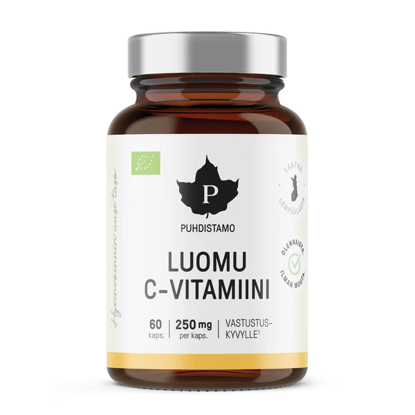 Puhdistamo Luomu C-vitamiini; ruskea pullo, merkitty Puhdistamo Luomu C-Vitamiini, sisältää 60 kapselia, 250 mg kapselia kohden; sylinterinmuotoinen, mattapintainen, tummasta muovista; valkoisessa etiketissä vihreä lehtikuvio, painettuja sertifikaattimerkkejä ja siistiä groteskitypografiaa tuotetiedoille; ei ihmisiä tai käsiä näkyvissä; kuva otettu valkoista taustaa vasten.