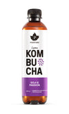 Puhdistamo Luomu Kombucha -pullo, Goji & Passion -maku, eloisa violetti etiketti ja musta korkki; pullo lieriömäinen kirkasta lasia, näyttää sisällä olevan vaaleanmeripihkanvärisen nesteen; etiketissä valkoista groteskitekstiä tuotenimelle ja tilavuudelle; pinta kiiltävä; tausta valkoinen ilman lisärekvisiittaa tai ihmisiä.