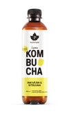 Puhdistamo Luomu Kombucha Inkivääri-Sitruuna, pullo vaaleanmehiläistä kombuchaa keltaisella etiketillä ja mustalla korkilla, suomenkielinen teksti; pullo sylinterimäinen ja kirkasta lasia, etiketin pinta mattaa; typografia lihavoitua groteskia mustin ja valkoisin sävyin; pullo pystyssä valkoisella taustalla, ei ihmisiä eikä muita esineitä näkyvissä.