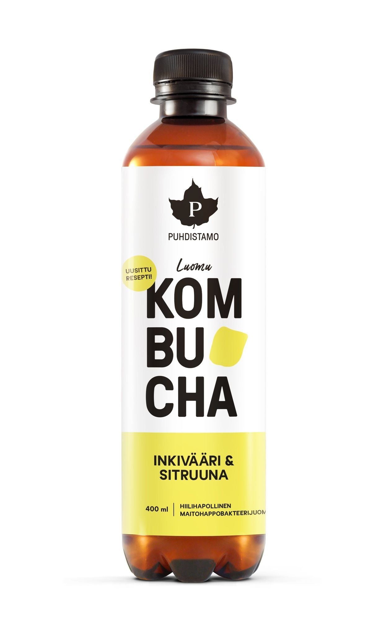 Puhdistamo Luomu Kombucha Inkivääri-Sitruuna, pullo vaaleanmehiläistä kombuchaa keltaisella etiketillä ja mustalla korkilla, suomenkielinen teksti; pullo sylinterimäinen ja kirkasta lasia, etiketin pinta mattaa; typografia lihavoitua groteskia mustin ja valkoisin sävyin; pullo pystyssä valkoisella taustalla, ei ihmisiä eikä muita esineitä näkyvissä.