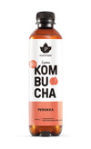 Puhdistamo Luomu Kombucha Persikka, 400 ml pullo kirkasta lasia, sisällä meripihkanvärinen juoma ja valkoinen mattapintainen etiketti; etiketissä mustaa ja persikanväristä tekstiä selkeällä groteskifontilla; ei ihmisiä eikä käsiä näkyvissä, tausta valkoinen ja tasaisesti valaistu.