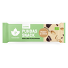 Puhdistamo Luomu Snack Peanut & Choco; Puhdas Snack -patukka maapähkinä-suklaamaussa, vihreä-beigepakkauksessa, jossa kuvia maapähkinöistä ja suklaapaloista; kääre suorakaiteen muotoinen ja mattapintainen; painetussa etiketissä lehtilogo, suuri lihavoitu groteskiteksti tuotenimestä ja proteiinipitoisuudesta sekä suomenkielistä tekstiä; ei ihmisiä tai käsiä; tausta tasainen valkoinen tasaisesti valaistuna.