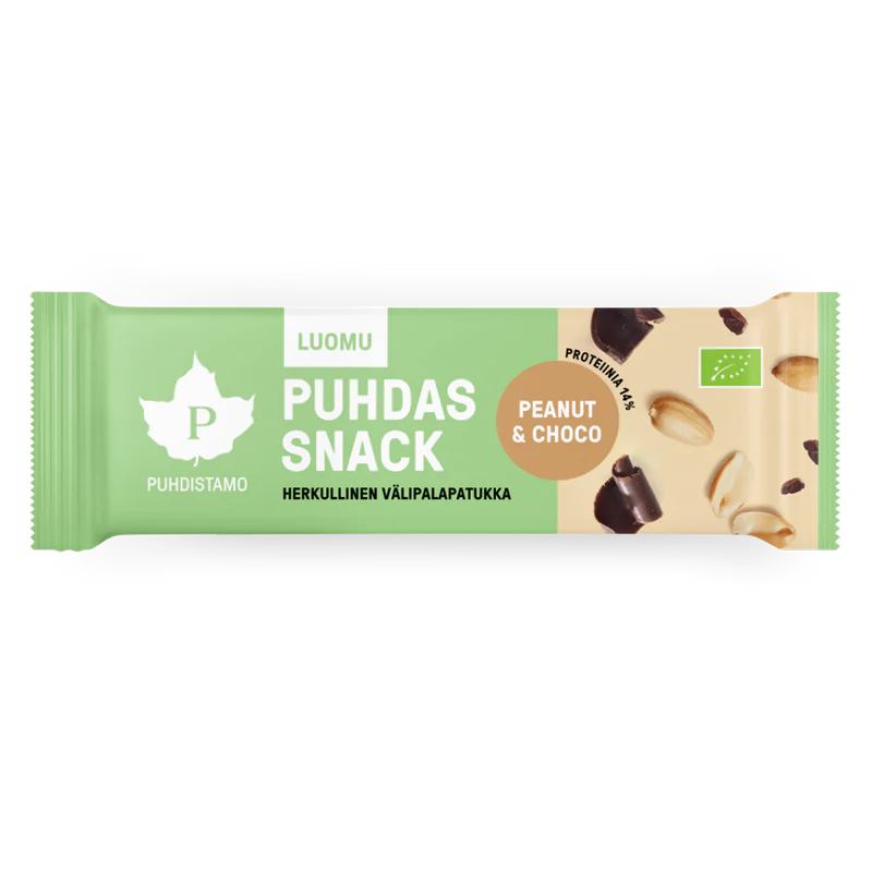 Puhdistamo Luomu Snack Peanut & Choco; Puhdas Snack -patukka maapähkinä-suklaamaussa, vihreä-beigepakkauksessa, jossa kuvia maapähkinöistä ja suklaapaloista; kääre suorakaiteen muotoinen ja mattapintainen; painetussa etiketissä lehtilogo, suuri lihavoitu groteskiteksti tuotenimestä ja proteiinipitoisuudesta sekä suomenkielistä tekstiä; ei ihmisiä tai käsiä; tausta tasainen valkoinen tasaisesti valaistuna.