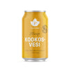 Puhdistamo Mango Kookosvesi -tölkki, suomalainen juoma yhdistäen kookosveden ja mangonmaun, esillä valkoista taustaa vasten; tölkki sylinterimäinen mattapinnalla; mustavalkoista modernia tekstausvapaata typografiaa brändinimestä ja tuotekuvauksesta pysty- ja vaakasuunnassa; ei ihmisiä tai muita esineitä kuvassa.