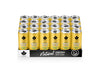 Puhdistamo Natural Energy Drink Strong Pineapple Crush; 24 kappaleen pakkaus Purgstall Pineapple Crush -luonnollisia energiajuomatölkkejä luonnollisen ananasmaun kera, aseteltu neljään riviin merkkipahvitarjottimessa mustalla ja valkoisella muotoilulla; tölkit ovat sylinterinmuotoisia metallisella pinnalla, pääväreinä keltainen ja hopea, lihavaa mustaa groteskikirjasinta; laatikossa näkyy tuotenimi; tausta valkoinen, ei ihmisiä tai käsiä näkyvissä; kuva otettu suoraan edestä.