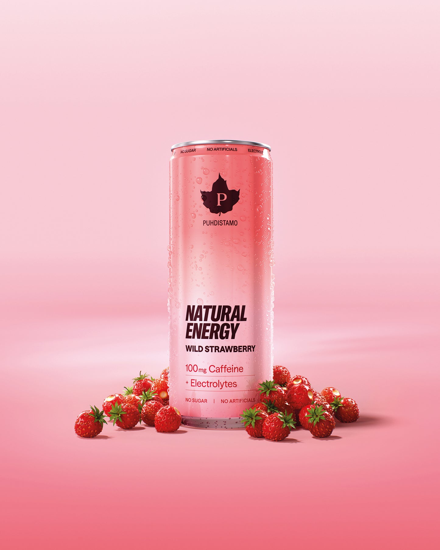Puhdistamo Natural Energy Wild Strawberry: pinkki Puhdistamo Natural Energy Wild Strawberry -tölkki seisoo pystyssä pinkillä alustalla useiden kokonaisten metsämansikoiden ympäröimänä; tölkki on sylinterimäinen mattapinnalla ja näyttää valkoista ja punaista groteskitekstiä, mukaan lukien brändinimi ja ominaisuudet: kofeiini, elektrolyytit, ei lisättyä sokeria; tausta on yhtenäinen pinkki; ei ihmisiä tai käsiä näkyvissä.