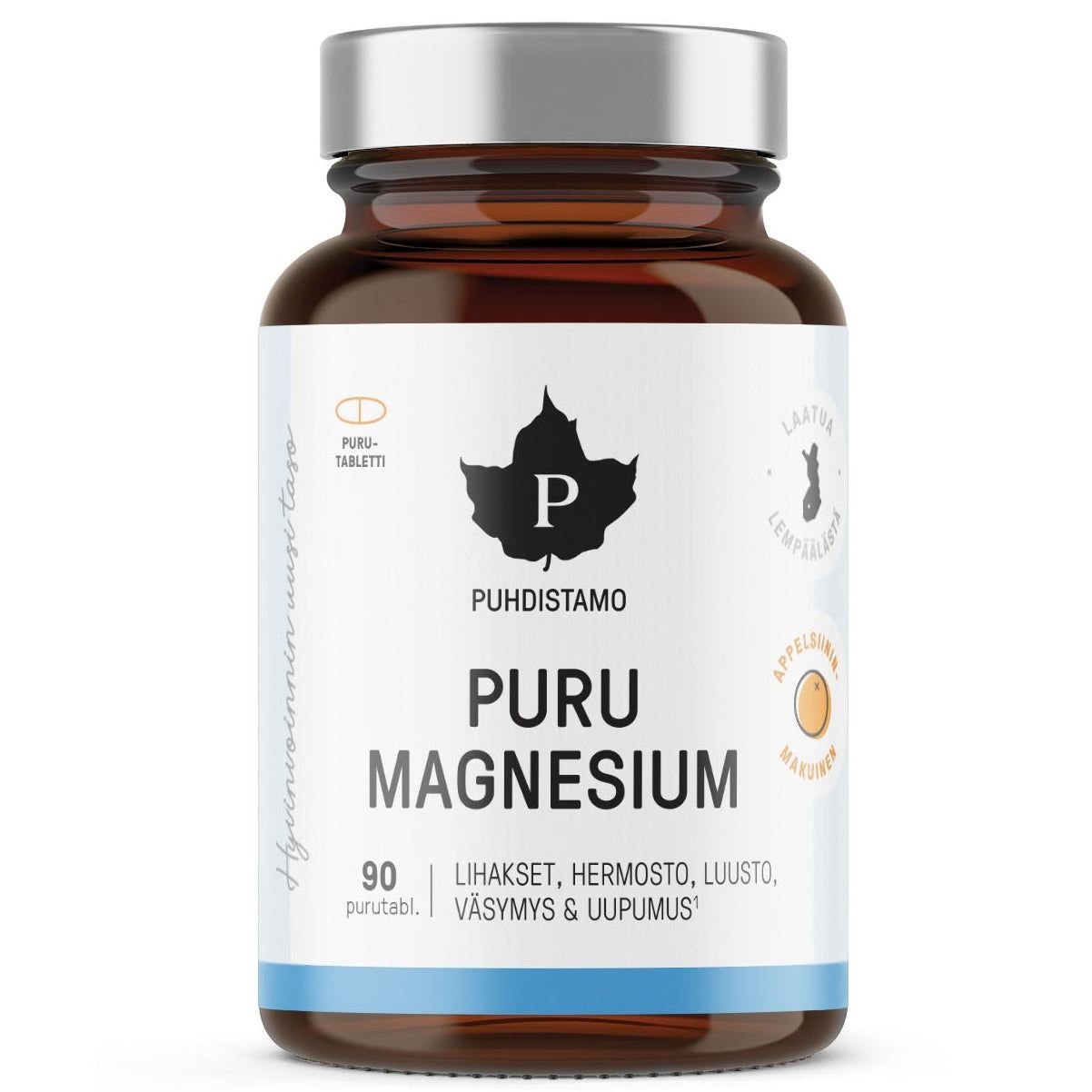Ruskea lasipullo, jossa lukee Puhdistamo Puru Magnesium, sisältää 90 purutablettia; valkoinen etiketti mattapinnalla kietoutuu lieriömäisen pullon ympärille ja näyttää mustan lehtilogon yläosassa; suomenkielistä tekstiä ja lihavoitua groteskityypografiaa etiketissä; oranssi ympyrä sisältää tekstin Appelsiinin makuinen magnesium; tuote kuvattu vaalealla taustalla studiovalaistuksessa ilman ihmisiä tai rekvisiittaa.
