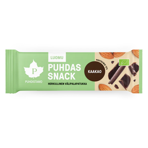 Vihreä ja beige Puhdas Snack -patukan kääre, jossa kuvia suklaanpaloista ja manteleista; pakkaus suorakaiteen muotoinen mattapinnalla; tekstissä tuotenimi, luomuraaka-aineet, kaakaonmaku ja 12 % proteiinipitoisuus selkeällä, modernilla groteskikirjasimella; ei ihmisiä tai käsiä näkyvissä; tausta valkoinen; kuva otettu suoraan ylhäältä tavanomaisena tuotekuvana.