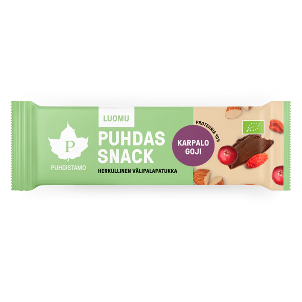 Vihreä ja beige Puhdas Snack -patukan kääre, jossa karpaloita, goji-marjoja ja pähkinöitä; tekstissä lukee Karpalo Goji ja Luomu sekä lehtilogo ja luomusymboli; mattapintainen muovikääre minimalistisella suunnittelulla, valkoinen groteskikirjasin; tuote kuvattu valkoisella taustalla lähikuvassa; ei ihmisiä tai käsiä näkyvissä.