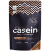 Puls Casein Protein Powder, maku Chocolate, 500 g; tumma pussi kulta- ja valkoisin tekstein, mattapintainen lohkokirjaimin metallikultaa ja valkoista; luettavissa hidas imeytyminen, 20 g proteiinia annosta kohti ja 16 annosta per pakkaus; ei ihmisiä tai käsiä; neutraali tausta, tuote täyttää kuva-alan.
