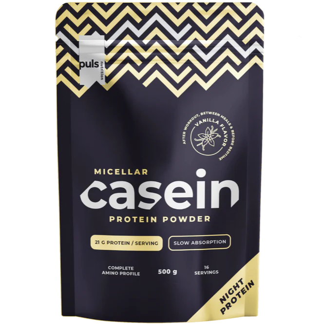 Puls Casein Protein Powder, maku Vanilla, 500 g; musta ja kultainen mattapintainen pussi; lihavoitu groteskiteksti korostaa 21 g proteiinia annosta kohti, hidasta imeytymistä ja yön aikaisia hyötyjä; etiketissä myös maininta micellar casein -seoksesta ja 16 annoksesta; ei ihmisiä tai käsiä; neutraali tausta, tuote keskellä kuvaa.