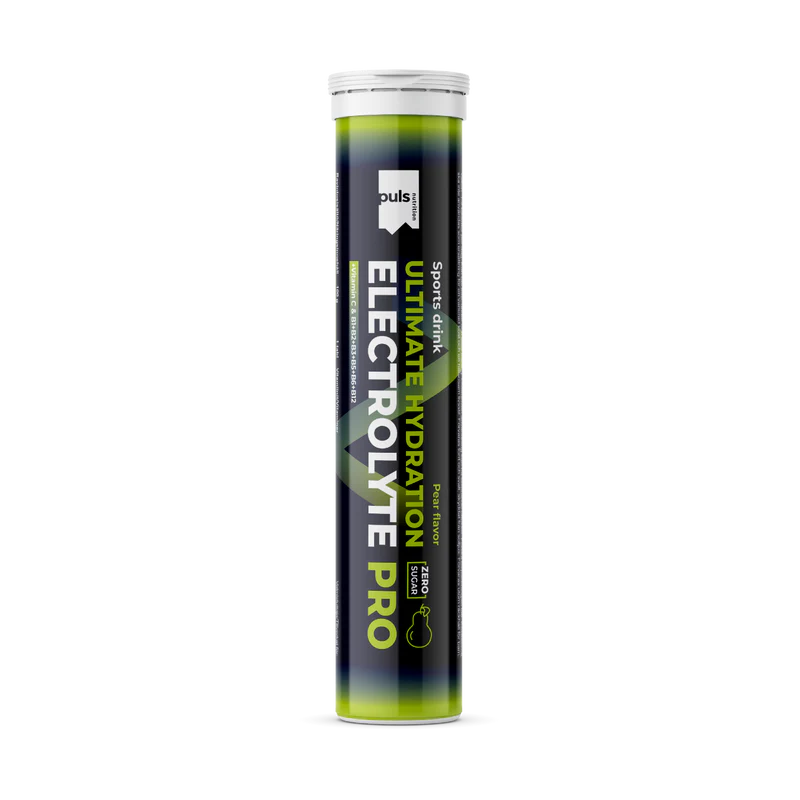 Puls Electrolyte Pro Poretabletti Päärynä: putkilo tekstillä "Puls Ultimate Hydration Electrolyte Pro" ja sitruuna-limetti-maku, seisoo pystyssä valkoista taustaa vasten; sylinterimäinen pakkaus yhdistää vihreää, mustaa ja valkoista väriä lihavoidulla groteskikirjasimella; pinta vaikuttaa kiiltävältä, ei muita ihmisiä tai esineitä kuvassa tuotteen lisäksi.