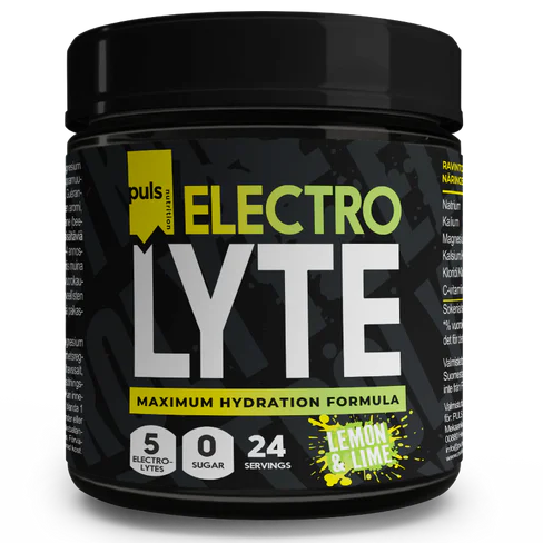 Musta muovinen Electrolyte-jauhepurkki mattapinnalla ja lieriömäisellä muodolla. Etiketissä on valkoista ja keltaista pääteviivatonta tekstiä: ELECTROLYTE Maximum Hydration Formula, sitruuna-lime-makuinen. Etiketti kertoo tuotteessa olevan 5 elektrolyyttiä maksimaalista nesteytystä varten, 0 sokeria ja 24 annosta. Tausta on yksivärinen; ihmisiä tai käsiä ei näy.