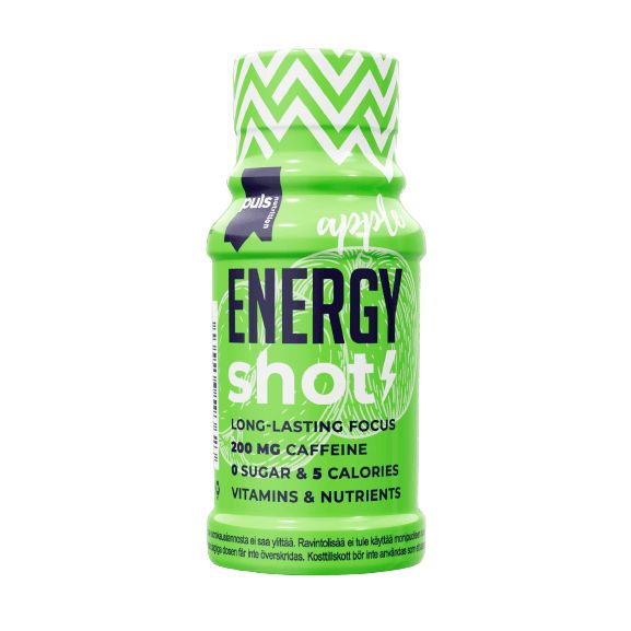 Puls Energy Shot Omena; mattavihreä muovipullo sylinterinmuotoisena ruuvikorkilla ja painetulla etiketillä; tekstissä lukee omenamakuinen energiajuoma, pitkäkestoinen keskittymiskyky, 200 mg kofeiinia, 0 g sokeria, 5 kalorja sekä lisättyjä vitamiineja ja ravintoaineita; suunnittelun yläosassa rohkeat siksak-kuviot; neutraali studiotausta, ei näkyviä ihmisiä tai käsiä.