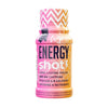 Puls Energy Shot Tropical; värikäs pullo Puls Tropical Energy Shot -juomaa eloisin vaaleanpunaisin, oranssein ja valkoisin kuvioin; pullo muovia kiiltäväpintaisena pyöristetyn muotoisena; etiketissä rohkea moderni typografia listaten pitkäkestoisen keskittymisen, 200 mg kofeiinia, ei sokeria eikä kaloreita, tärkeitä vitamiineja ja ravintoaineita; neutraali tausta, ei ihmisiä kuvassa, suora edestä otettu tuotekuva.