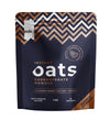 Puls Instant Oats Chocolate; 1 kilon pussi Puls Gourmet Instant Oats -hiilihydraattijauhetta, suklaan makuinen; joustava pussi tummansinisessä ja kultaisessa värissä, pinta pääosin matta paikoin kiiltopäällysteellä, seisoo saumatuin reunoin; valkoinen ja kultainen lihavoitu groteskiteksti kertoo runsaasta hiilihydraatti- ja kuitupitoisuudesta, proteiinihyödyistä sekä 10 annoksesta pussia kohti; ei ihmisiä tai taustaelementtejä, tuote edestäpäin.