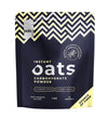 Puls Instant Oats Vanilla; 1 kilon musta ja keltainen pussi hiilihydraattijauhetta, vanilja-maku; pakkaus matta muovipussi saumatuin yläreunoin ja tasaisella pohjalla; lihavoitu palkkikirjasin etuetiketissä kertoo ravintotiedot: 12 g proteiinia ja 67 g hiilihydraatteja annosta kohti, kymmenen annosta yhteensä; ei ihmisiä tai taustaelementtejä, tuote keskitetty kuvaan.