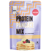 Puls Pancake Mix Cookie-Vanilja; vegaaninen proteiinipannukakkujauhepussi, cookie-vanilja-maku; pakkaus violetti keltaisin sävyin, pinta matta; etiketissä kuva pinosta pannukakkuja kerman ja keksin kera; lihavoitu groteskiteksti kertoo lisätyn sokerin puuttumisesta, 26 g kasviproteiinia ja gluteenittomuudesta; valkoinen studiotausta, tuote keskellä, ei ihmisiä tai muita esineitä.