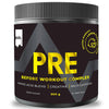 Puls Pre-Workout Complex Lemon; musta ja harmaa sylinterinmuotoinen purkki tekstillä "PRE Before Workout Complex" keltaisin tekstein, mattapintainen ruuvikannella; lihavoitu groteskikirjasin; näkyvät korostukset: aminohapposeos, kreatiini, korkea kofeiinipitoisuus, sitruunan maku, ei sokeria, 300 g, 20 annosta; neutraali tausta, ei ihmisiä tai muita esineitä kuvassa.