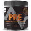 Puls Pre-Workout Complex Orange; musta muovipurkki matalla pinnalla, sylinterin muotoinen; etiketissä brändinimi ja tuotetiedot lihavoidulla oranssilla ja valkoisella tekstillä mustaa taustaa vasten siistillä groteskilla; tausta tasainen ja sekoittamaton, ei ihmisiä tai käsiä; Puls Nutrition PRE Before Workout Complex -aminohappo- ja kreatiiniseos, runsaasti kofeiinia, ei sokeria, appelsiinin makuinen, 300 g, 20 annosta.