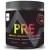 Puls Pre-Workout Complex Strawberry & Lime; musta muovipurkki matalla pinnalla, sylinterin muotoinen, kierrekorkillinen; etiketissä lihavoitu värikäs palkkikirjasin, jossa mainitaan mansikan maku, aminohapposeos, kreatiini, runsas kofeiinipitoisuus, 300 g paino ja 20 annosta purkkia kohti; ei ihmisiä tai muita esineitä, valkoinen tausta.
