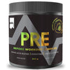 Puls Pre-Workout Complex Tropical; Puls Nutrition PRE Before Workout Complex -purkki tropiikin makuisena, 300 g jauhetta; sylinterin muotoinen muovipurkki matalla mustalla pinnalla ja kierrekannella; etiketissä lihavoitu valkoinen ja keltainen teksti geometrisin korostuksin tummaa taustaa vasten, mainitaan aminohapposeos, kreatiini, runsas kofeiini, ei sokeria ja 20 annosta; ei ihmisiä tai käsiä, tasainen studiotausta.