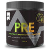 Puls Pre-Workout Complex Tropical: musta-harmaa purkki tekstillä "PRE Before Workout Complex" vihrein ja keltaisin korostuksin; sylinterimäinen muovipurkki mattapinnalla, lihavoitu groteskiteksti ja kierrekorkki; etiketissä maku, ainesosat, kofeiinipitoisuus, sokeritaso, nettopaino 300 g ja 20 annosta; tausta on valkoinen, ei ihmisiä tai käsiä näkyvissä, studiotuotekuva.