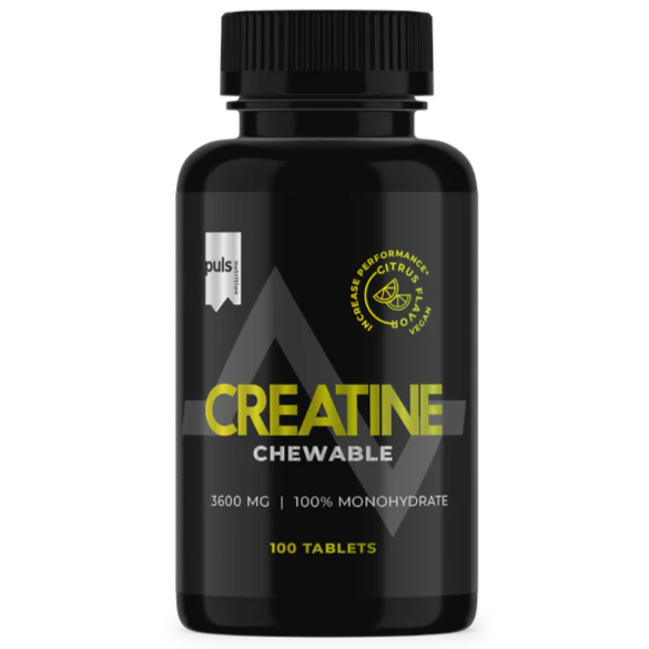 Puls Pureskeltava Kreatiini, maku Sitrus; musta mattapintainen muovipullo, keltavalkoisessa etiketissä teksti CREATINE CHEWABLE 3600 MG 100% MONOHYDRATE ja maininta 100 sitrushedelmäisestä tabletista; lihavoitu isoin kirjaimin kirjoitettu teksti, taustalla himmeä kolmiokuvio; ei käsiä tai ihmisiä, tausta täysin valkoinen.