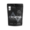 Puls Creatine; musta uudelleensuljettava pussi tekstillä "CREATINE", teksti "Creatine Monohydrate Powder" korostaen lisää voimaa ja tehoa treeneihin; pakkaus ilmoittaa nollasokerin, 500 g ja 100 annosta sekä puhtaan kreatiinin parhaisiin tuloksiin; pussi mattamusta lihavoiduin valkoisin versaalikirjaimin; pystyssä vaalealla taustalla, ei ihmisiä kuvassa.