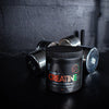 Puls Pro-7 Creatine Watermelon; musta purkki tekstillä ”Pro-7 Creatine” mustalla matalla pinnalla; sylinterin muotoisessa purkissa muovinen kierrekansi, etiketissä lihavoitu valkoinen ja punainen groteskiteksti; taustalla osittain näkyvissä kolme metallista häntahälyistä härmistä pintaa olevaa käsipainoa; hämyinen valaistus, tumma seinä taustalla, ei ihmisiä tai käsiä kuvassa.