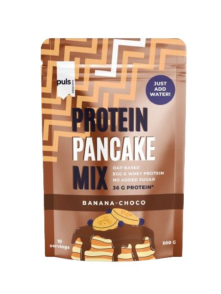 Puls Pancake Mix Banana-Choco, proteiinipannukakkujauhepussi banaani-suklaamaussa, kuvituksena pannukakkuja suklaakastikkeen kera; pakkaus mattapintainen, pääosin ruskea ja keltainen, mukana kaurakuvitus; tuotetiedot – 36 g proteiinia, ei lisättyä sokeria, 500 g, 10 annosta – painettu lihavoidulla groteskifontilla etusivulle; ei ihmisiä eikä käsiä näkyvissä, tausta neutraali ja studiovalaistu.