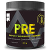 Puls Pre-Workout Complex Pineapple; musta sylinterinmuotoinen muovipurkki mattapintaisena tekstillä "PRE Before Workout Complex"; etiketissä ananaksen maku, aminohapposeos, kreatiini, korkea kofeiinipitoisuus, ei sokeria, koko 300 g ja 20 annosta lihavoiduin valkoisin ja keltaisin kirjaimin; neutraali tausta, ei ihmisiä tai käsiä kuvassa, studiotuotekuva.