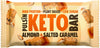 Pulsin KETO Proteiinipatukka Manteli & Suolakaramelli; Pulsin Keto Bar -kääre, manteli- ja suolakaramellimaku, merkitty runsasproteiiniseksi ja kasviperäiseksi vähäsokerisella koostumuksella; suunnittelussa kuvitettuja patukkapaloja, karamellikuutioita ja manteleita mattapintaisella beigetaustalla; kääre suorakaiteen muotoinen pääosin ruskeana ja beigenä; lihavoitu groteskikirjasin pääteksteissä; ei ihmisiä tai toimintaa näkyvissä; tasokuva ilman muuta rekvisiittaa.
