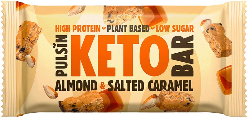 Pulsin KETO Proteiinipatukka Manteli & Suolakaramelli; Pulsin Keto Bar -kääre, manteli- ja suolakaramellimaku, merkitty runsasproteiiniseksi ja kasviperäiseksi vähäsokerisella koostumuksella; suunnittelussa kuvitettuja patukkapaloja, karamellikuutioita ja manteleita mattapintaisella beigetaustalla; kääre suorakaiteen muotoinen pääosin ruskeana ja beigenä; lihavoitu groteskikirjasin pääteksteissä; ei ihmisiä tai toimintaa näkyvissä; tasokuva ilman muuta rekvisiittaa.
