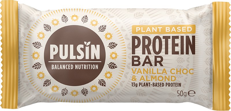 Pulsin Proteiinipatukka Vaniljasuklaa & Manteli; Pulsinin kasviperäinen proteiinipatukka vaniljasuklaa- ja mantelimaussa, 50 g; pakkaus suorakaiteen muotoinen mattavalkoisella ja keltaisella pinnalla lehti- ja aurinkokuvituksin; typografia lihavoitua ja groteskia mustana ja tummanruskeana, tekstissä mainita 13 g kasviperäistä proteiinia; ei ihmisiä tai käsiä; tausta neutraali.